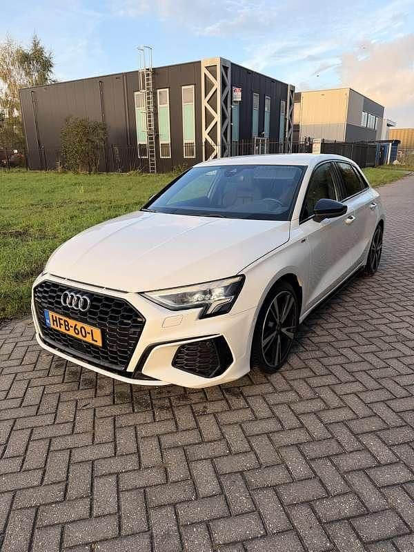 Wit Gebruikt 2021 Audi A3 Edition .1 Hatchback | € 28.490 - Afbeelding 1/4