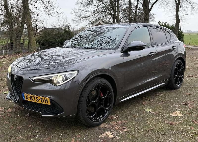 Grijs Gebruikt 2019 Alfa Romeo Stelvio Tech Edition SUV | € 32.500 (Eerlijke prijs) - Afbeelding 1/4