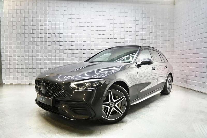 Grijs Occasion 2023 Mercedes C300e AMG Stationwagen | € 41.499 (Eerlijke prijs) - Afbeelding 1/4