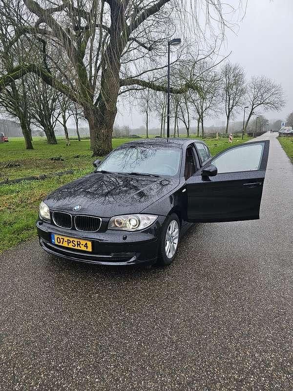 Zwart Gebruikt 2011 BMW 116 Hatchback | € 6.500 (Eerlijke prijs) - Afbeelding 1/4