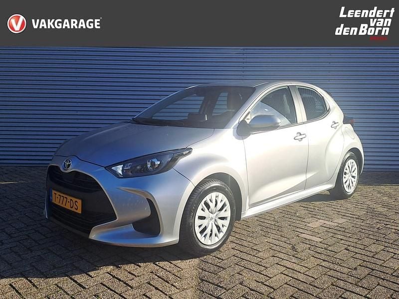 Grijs Gebruikt 2023 Toyota Yaris Active Hatchback | € 20.495 (Eerlijke prijs) - Afbeelding 1/4