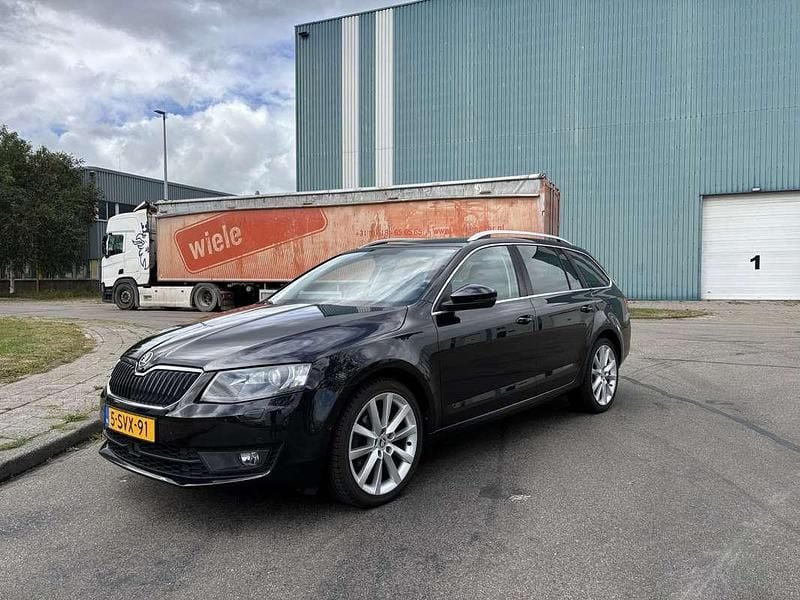 Zwart Gebruikt 2014 Skoda Octavia Business Line Stationwagen | € 7.750 (Eerlijke prijs) - Afbeelding 1/4