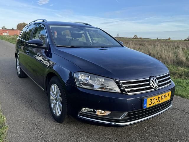 Blauw (metallic) Gebruikt 2012 VW Passat Comfortline Stationwagen | € 10.950 (Iets duurder) - Afbeelding 1/4