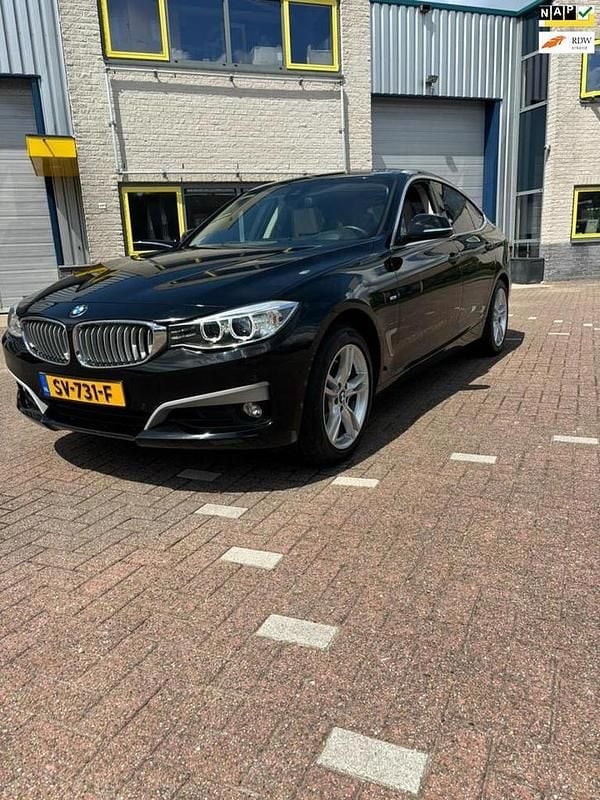 Zwart (metallic) Gebruikt 2014 BMW 328 Executive Hatchback | € 14.950 (Eerlijke prijs) - Afbeelding 1/4