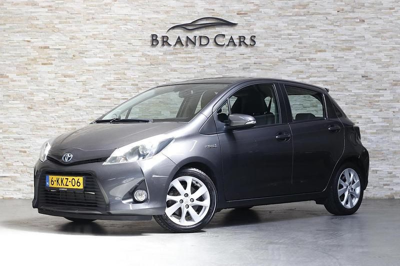 Grijs Occasion 2013 Toyota Yaris Hybrid Hatchback | € 11.500 (Eerlijke prijs) - Afbeelding 1/4