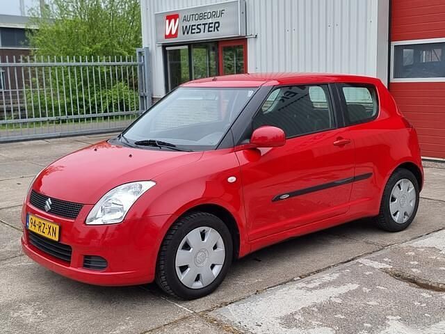 Rood Occasion 2005 Suzuki Swift GLS Hatchback | € 2.950 (Eerlijke prijs) - Afbeelding 1/4