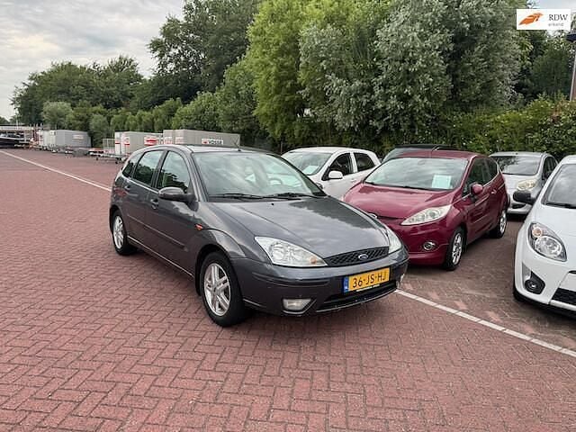 Grijs Gebruikt 2002 Ford Focus Trend Hatchback | € 1.950 (Eerlijke prijs) - Afbeelding 1/4