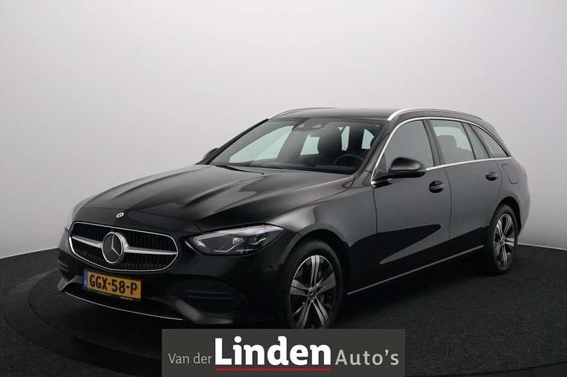 Zwart, metallic lak Gebruikt 2022 Mercedes C300e Luxury Stationwagen | € 32.950 (Goede deal) - Afbeelding 1/4