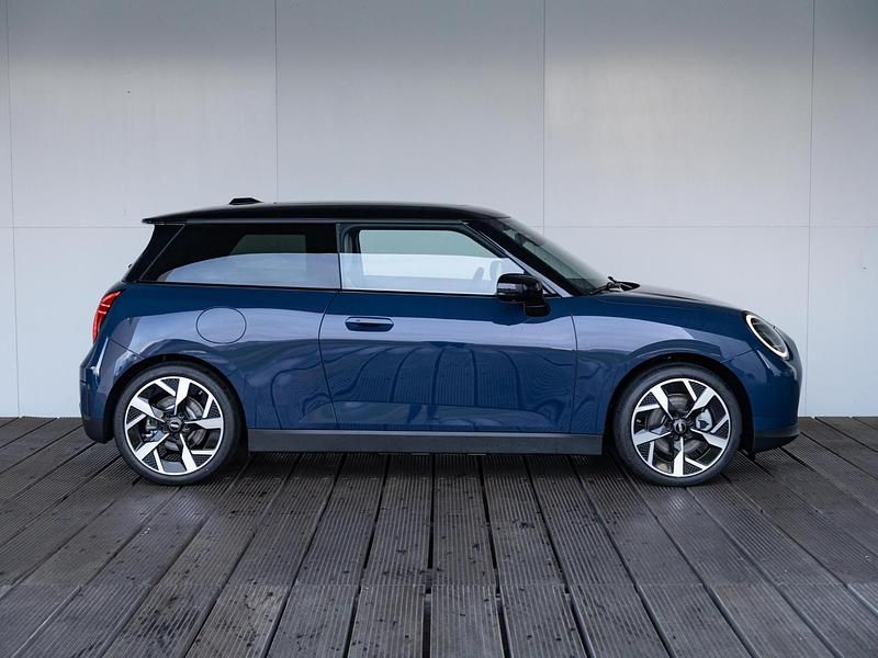 Nieuw Mini Cooper Favoured 135 kW (184 PK) 2025 Blauw Hatchback