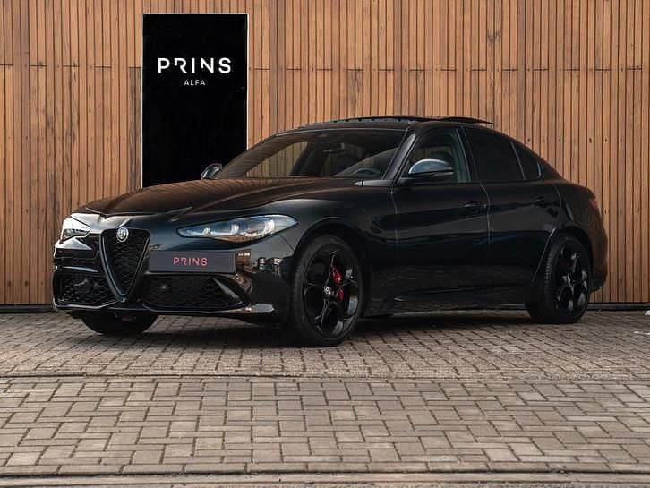 Zwart Occasion 2023 Alfa Romeo Giulia Competizione Sedan | € 53.900 (Eerlijke prijs) - Afbeelding 1/4