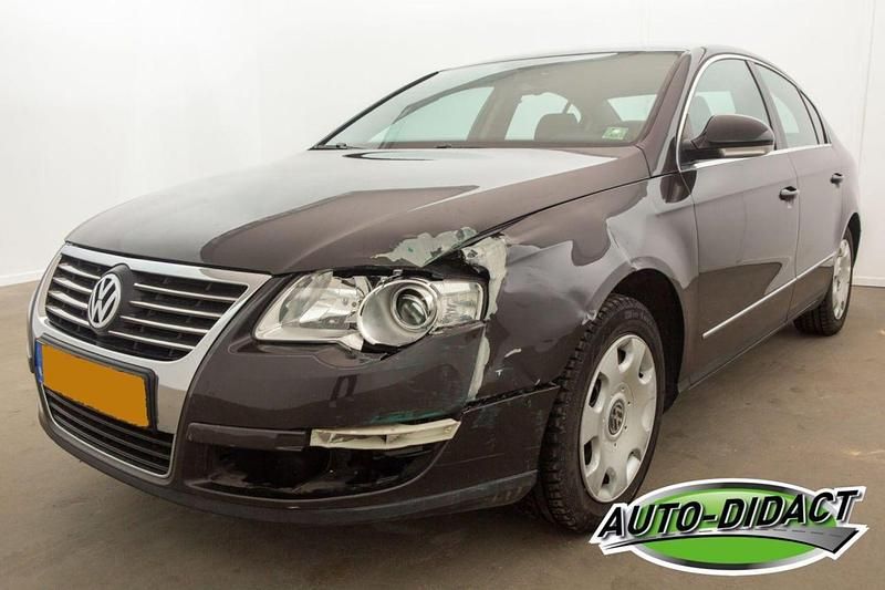 Zwart Occasion 2006 VW Passat Comfortline Sedan | € 1.550 (Eerlijke prijs) - Afbeelding 1/4