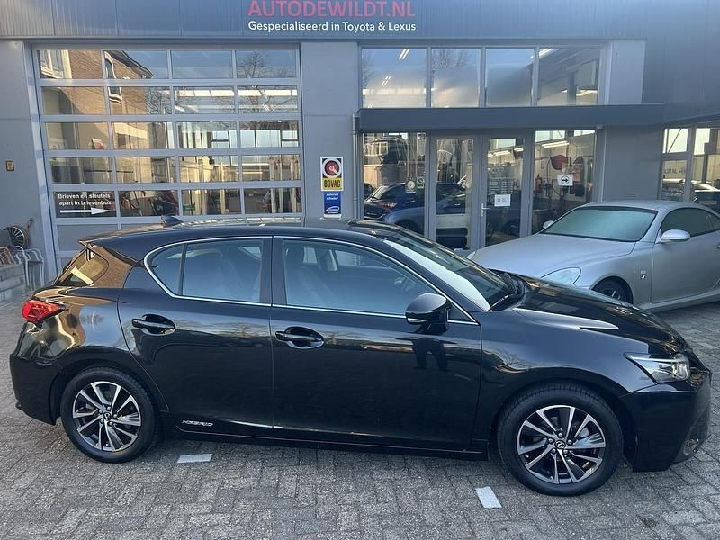 Zwart (metallic) Gebruikt 2019 Lexus CT200h Hatchback | € 19.950 - Afbeelding 1/4