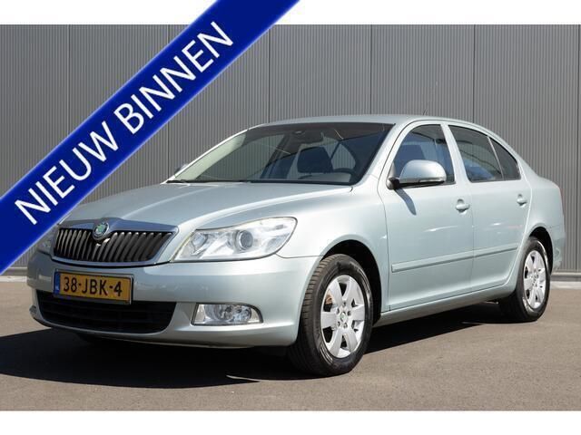 Groen, metallic lak Gebruikt 2009 Skoda Octavia Elegance Hatchback | € 2.999 (Eerlijke prijs) - Afbeelding 1/4