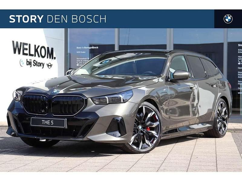 Groen Nieuw 2025 BMW 530e M Sport Stationwagen | € 108.144 - Afbeelding 1/4