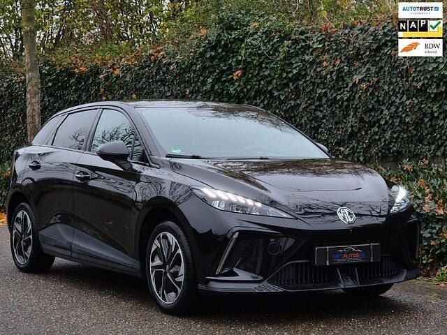 Zwart (metallic) Gebruikt 2023 MG MG4 EV Luxury Hatchback | € 18.900 (Super prijs) - Afbeelding 1/4