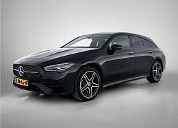 Donker kosmoszwart metaalkleur metallic Occasion 2025 Mercedes CLA250e Edition Sedan | € 40.945 (Eerlijke prijs) - Afbeelding 1/4