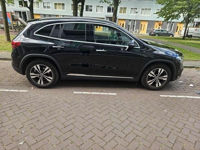 Zwart Occasion 2023 Mercedes GLA180 AMG line SUV | € 39.000 (Goede deal) - Afbeelding 1/4