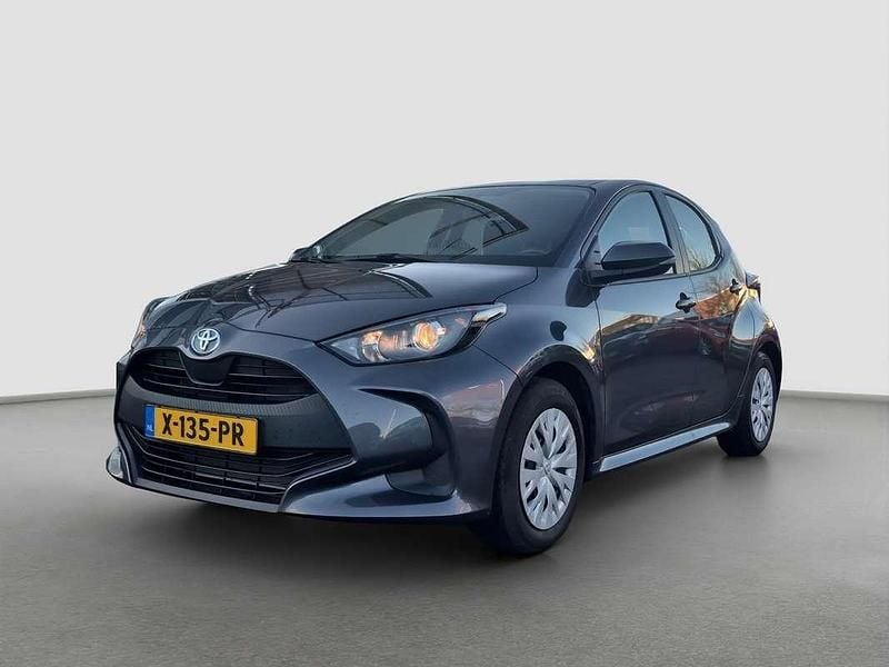 Grijs Occasion 2024 Toyota Yaris Hybrid Active Hatchback | € 21.240 (Super prijs) - Afbeelding 1/4