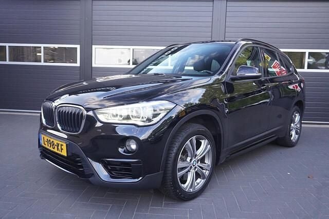 Zwart Gebruikt 2018 BMW X1 Executive SUV | € 19.950 (Eerlijke prijs) - Afbeelding 1/4