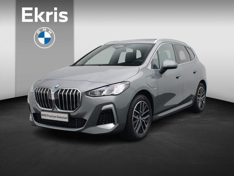 Skyscraper grey metallic (grijs metallic) Gebruikt 2024 BMW 225 Active Tourer M Sport MPV | € 45.695 (Eerlijke prijs) - Afbeelding 1/4