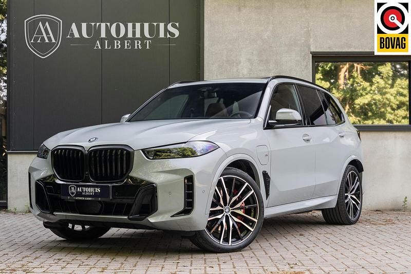 Grijs Gebruikt 2024 BMW X5 M Sport SUV | € 101.950 - Afbeelding 1/4