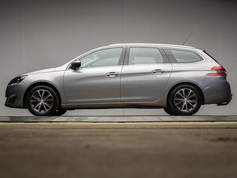 Grijs Gebruikt 2015 Peugeot 308 Allure Stationwagen | € 8.945 (Eerlijke prijs) - Afbeelding 1/4
