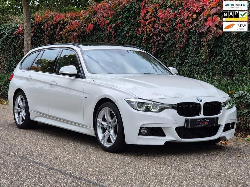 Wit Gebruikt 2019 BMW 318 M Sport Stationwagen | € 21.999 (Eerlijke prijs) - Afbeelding 1/4