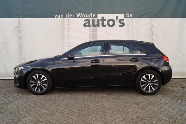Zwart, metallic lak Gebruikt 2020 Mercedes A180 Style Hatchback | € 16.900 (Iets duurder) - Afbeelding 1/4