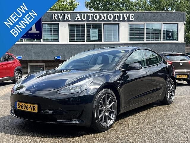 Zwart Gebruikt 2023 Tesla Model 3 Standard Range Sedan | € 28.899 - Afbeelding 1/4
