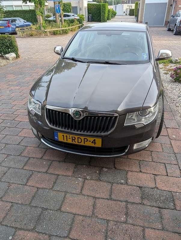Bruin Gebruikt 2011 Skoda Superb LAURIN & KLEMENT Sedan | € 6.495 - Afbeelding 1/4