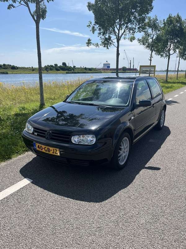 Zwart Gebruikt 1998 VW Golf IV Highline Hatchback | € 1.500 (Goede deal) - Afbeelding 1/4