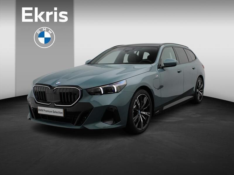 Groen Gebruikt 2024 BMW 530e M Sport Stationwagen | € 77.950 - Afbeelding 1/4