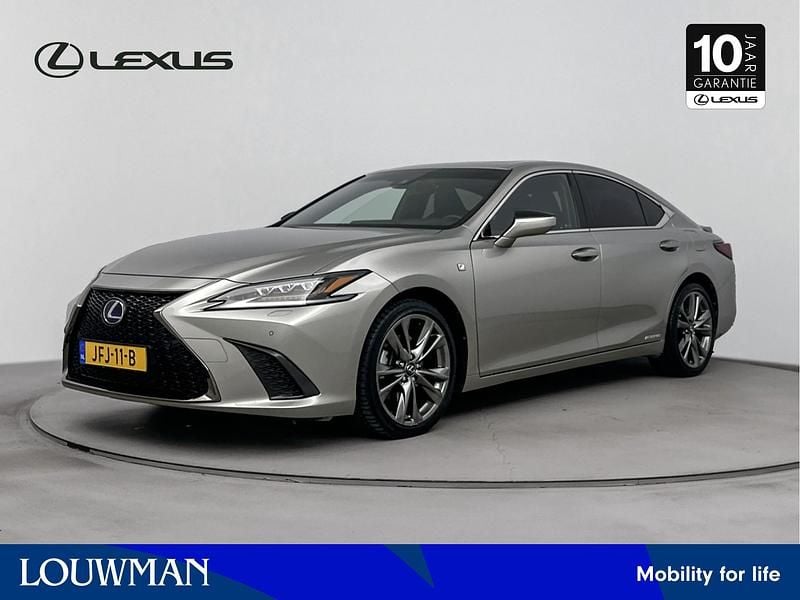Sonic titanium (grijs metallic) Gebruikt 2018 Lexus ES300H Sport Line Sedan | € 40.950 (Eerlijke prijs) - Afbeelding 1/4