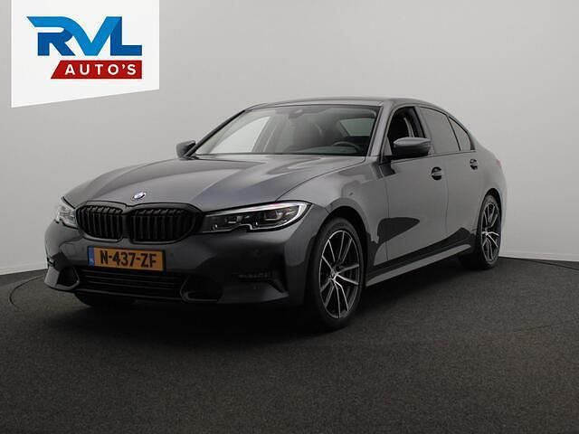 Grijs, metallic lak Gebruikt 2022 BMW 318 Executive Sedan | € 27.900 (Super prijs) - Afbeelding 1/4
