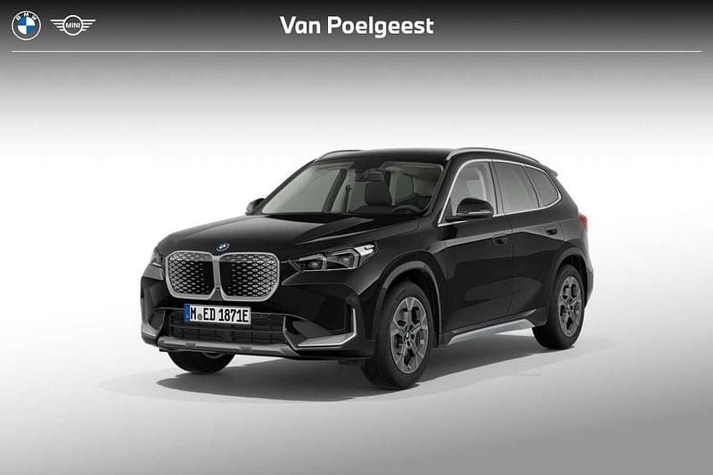 Zwart Nieuw 2025 BMW iX1 SUV | € 46.343 - Afbeelding 1/4