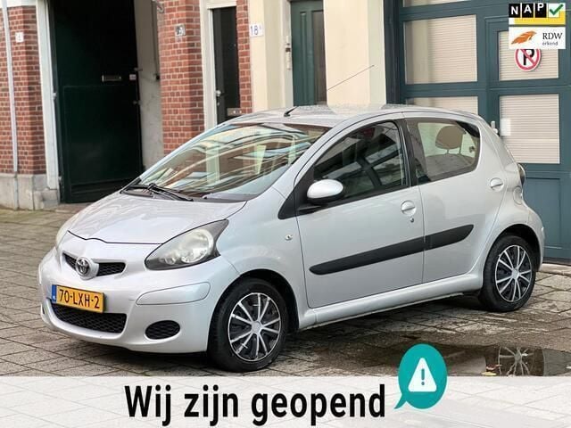 Grijs Gebruikt 2010 Toyota Aygo Comfort Hatchback | € 2.150 (Goede deal) - Afbeelding 1/4