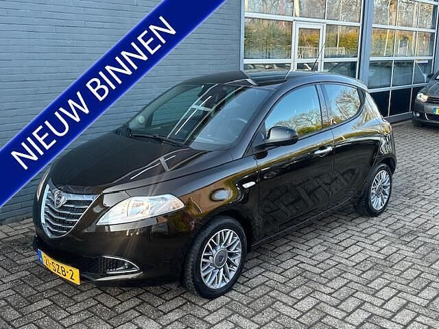Bruin Occasion 2012 Lancia Ypsilon Silver Hatchback | € 5.750 (Goede deal) - Afbeelding 1/4