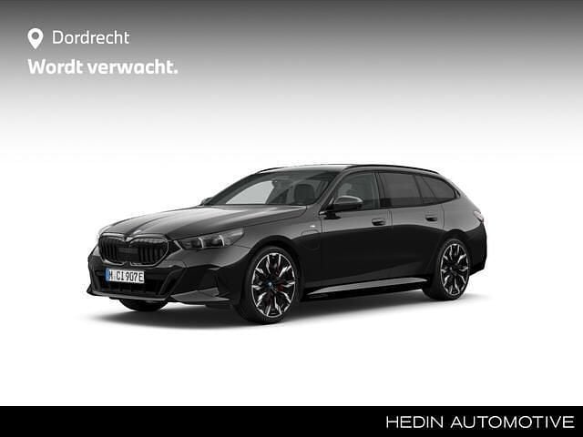 Zwart (metallic) Gebruikt 2025 BMW 550e M Sport Stationwagen | € 89.895 (Goede deal) - Afbeelding 1/4