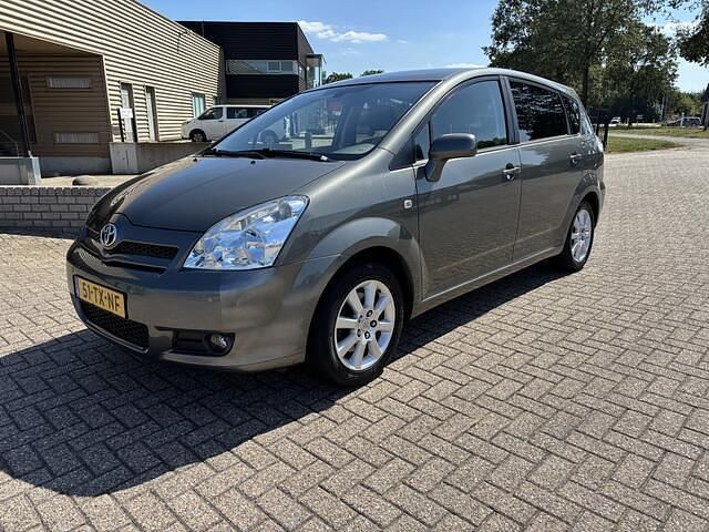 Grijs, metallic lak Gebruikt 2007 Toyota Verso MPV | € 4.445 (Eerlijke prijs) - Afbeelding 1/4