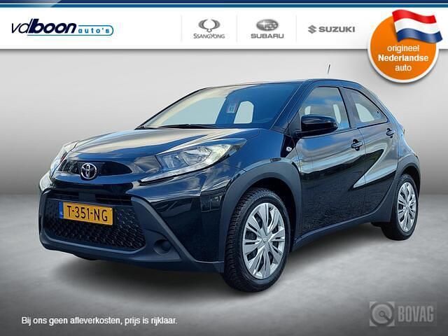 Zwart Gebruikt 2023 Toyota Aygo X Play SUV | € 15.750 - Afbeelding 1/4
