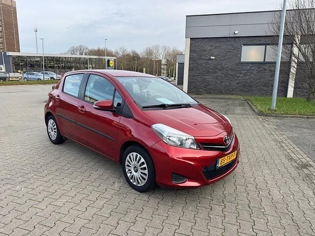 Rood (metallic) Gebruikt 2012 Toyota Yaris Hatchback | € 4.750 (Goede deal) - Afbeelding 1/4