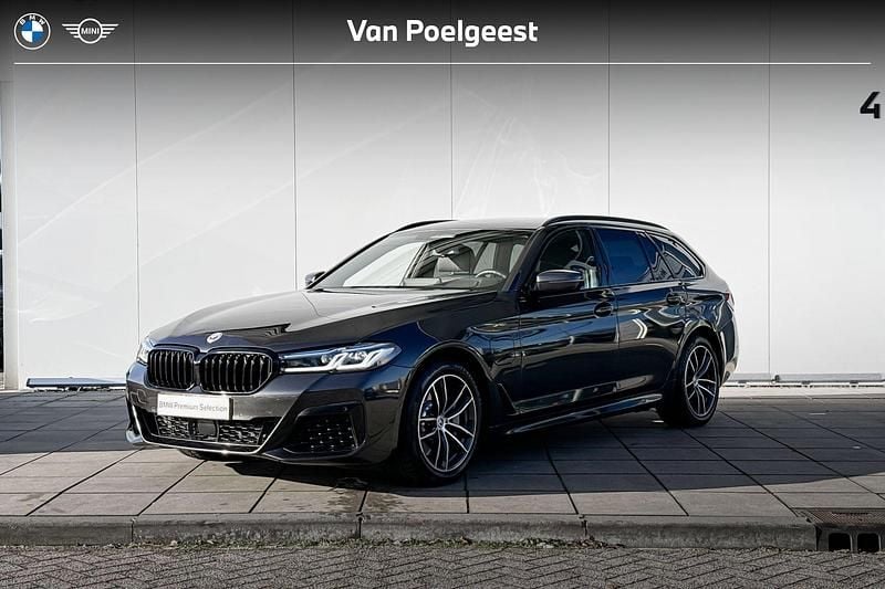 Grijs Gebruikt 2023 BMW 530e M Sport Stationwagen | € 45.900 (Eerlijke prijs) - Afbeelding 1/4