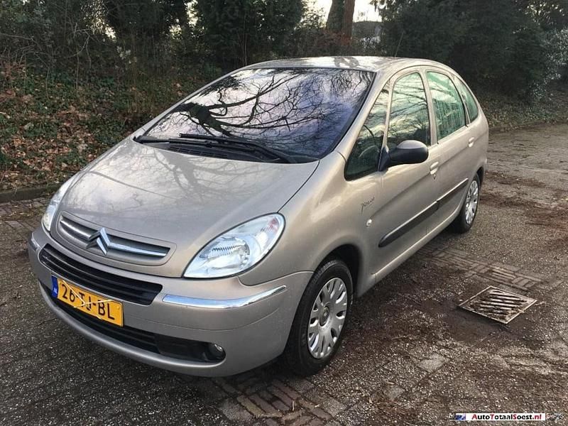 Beige Gebruikt 2006 Citroën Xsara Picasso Attraction MPV | € 2.100 - Afbeelding 1/4