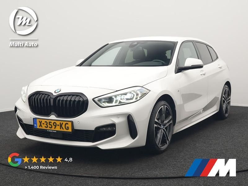 Wit Occasion 2022 BMW 120 M Sport Hatchback | € 27.940 (Eerlijke prijs) - Afbeelding 1/3