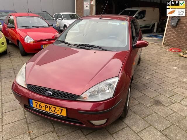 Rood Gebruikt 2003 Ford Focus Trend Hatchback | € 1.399 (Eerlijke prijs) - Afbeelding 1/4