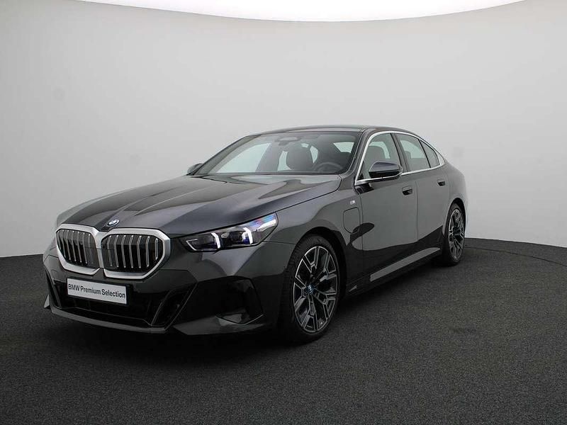 Grijs Gebruikt 2025 BMW 530e M Sport Sedan | € 66.900 - Afbeelding 1/4