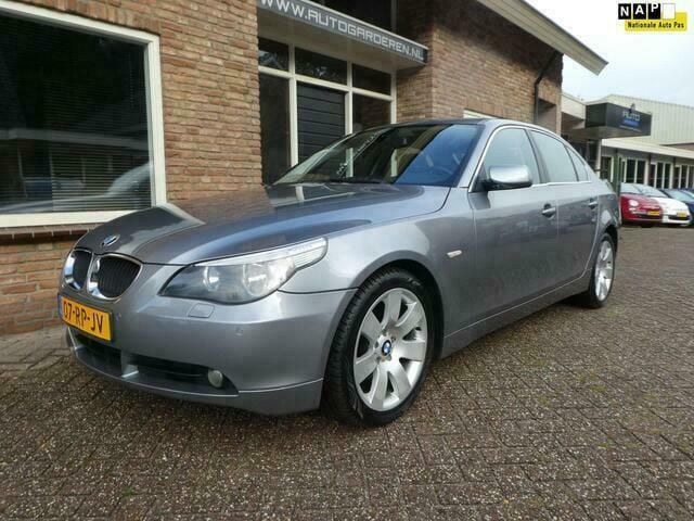 Grijs, metallic lak Gebruikt 2005 BMW 525 Executive Sedan | € 6.950 (Iets duurder) - Afbeelding 1/4