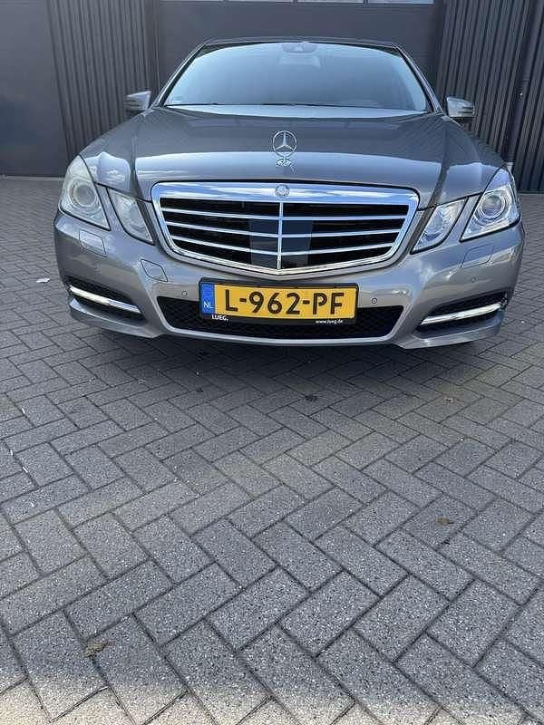 Grijs Gebruikt 2009 Mercedes E500 Avantgarde Sedan | € 14.750 - Afbeelding 1/4