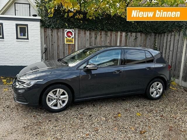 Grijs Gebruikt 2023 VW Golf VIII Life Hatchback | € 18.245 (Eerlijke prijs) - Afbeelding 1/4