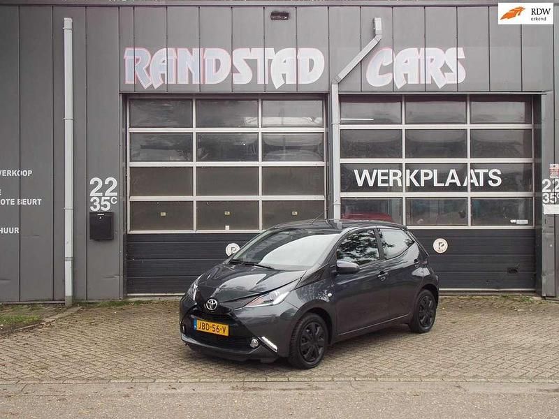 Grijs Gebruikt 2017 Toyota Aygo X-cite Hatchback | € 9.750 (Super prijs) - Afbeelding 1/4